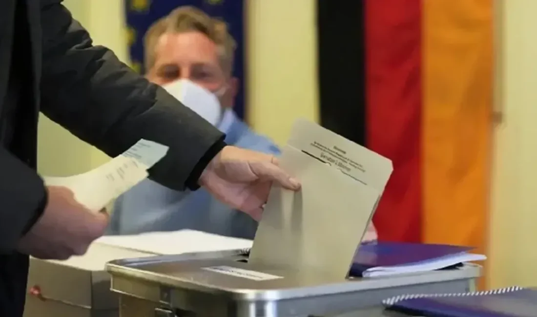 Almanya’da bugün erken genel seçimler için oy verme işlemi başladı.