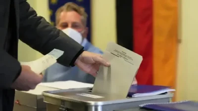 Almanya’da bugün erken genel seçimler için oy verme işlemi başladı.