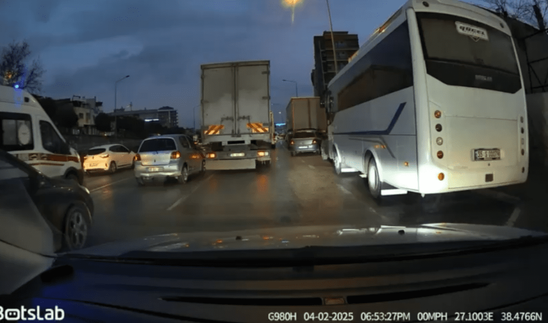 İzmir’in Karşıyaka ilçesi Şemikler Anadolu Caddesi üzerinde, ambulansa yol vermek