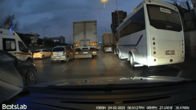 İzmir’in Karşıyaka ilçesi Şemikler Anadolu Caddesi üzerinde, ambulansa yol vermek