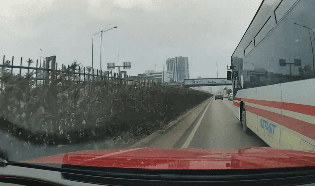 İzmir Bayraklı Otoyolu üzerinde bir ESHOT otobüsü, sağ şeritten sol