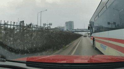 İzmir Bayraklı Otoyolu üzerinde bir ESHOT otobüsü, sağ şeritten sol