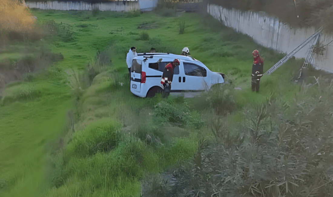 İzmir’in Bayraklı ilçesindeki Smyrna Meydanı Kavşağı’nda iddialara göre alkollü sürücü,