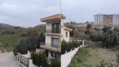 İzmir’in Bergama ilçesinde, beklenen kar yağışı nihayet başladı. Özellikle kış