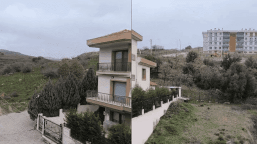 İzmir’in Bergama ilçesinde, beklenen kar yağışı nihayet başladı. Özellikle kış