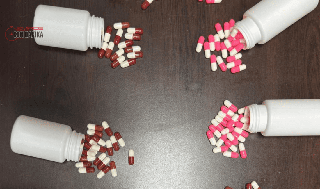 İzmir Bornova’da uyuşturucu operasyonu: 728 adet hap ele geçirildi İzmir’in Bornova ilçesinde, uyuşturucu ve uyarıcı madde ticaretine yönelik gerçekleştirilen