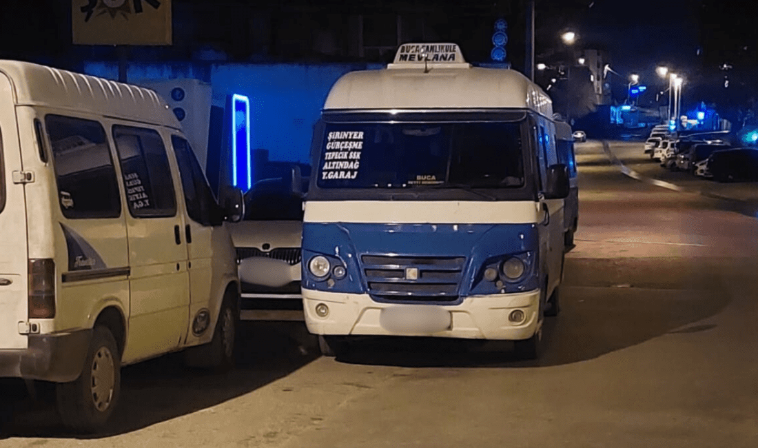 İzmir’in Buca ilçesi Dumlupınar Mahallesi sakinleri, her gün yolun ortasına