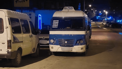 İzmir’in Buca ilçesi Dumlupınar Mahallesi sakinleri, her gün yolun ortasına