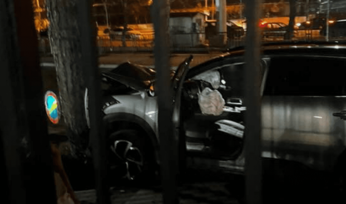 Buca’da kaza yapan araç, ağaca vurarak durdu İhbar hattımıza gelen bilgiye göre Buca’da Seyfi Demirsoy Hastanesi yakınlarında