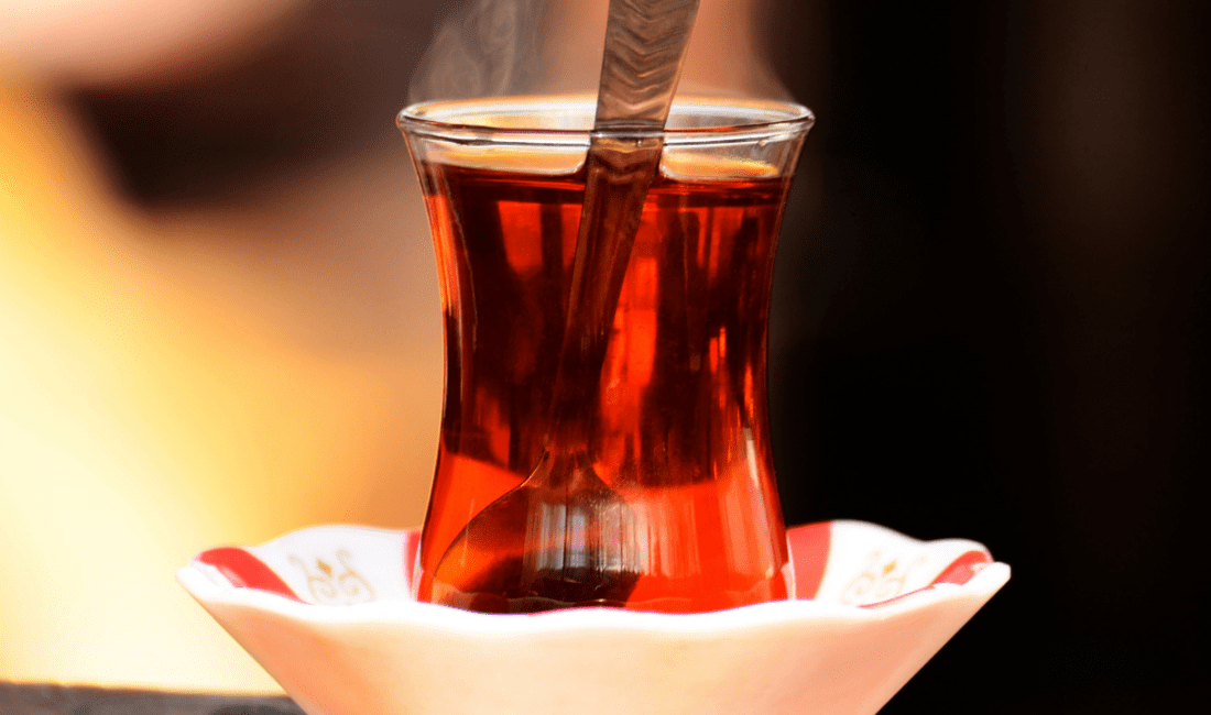 İzmir’in Bayraklı ilçesinde bir kahvehanede çay fiyatı sadece 5 TL.