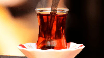 İzmir’in Bayraklı ilçesinde bir kahvehanede çay fiyatı sadece 5 TL.