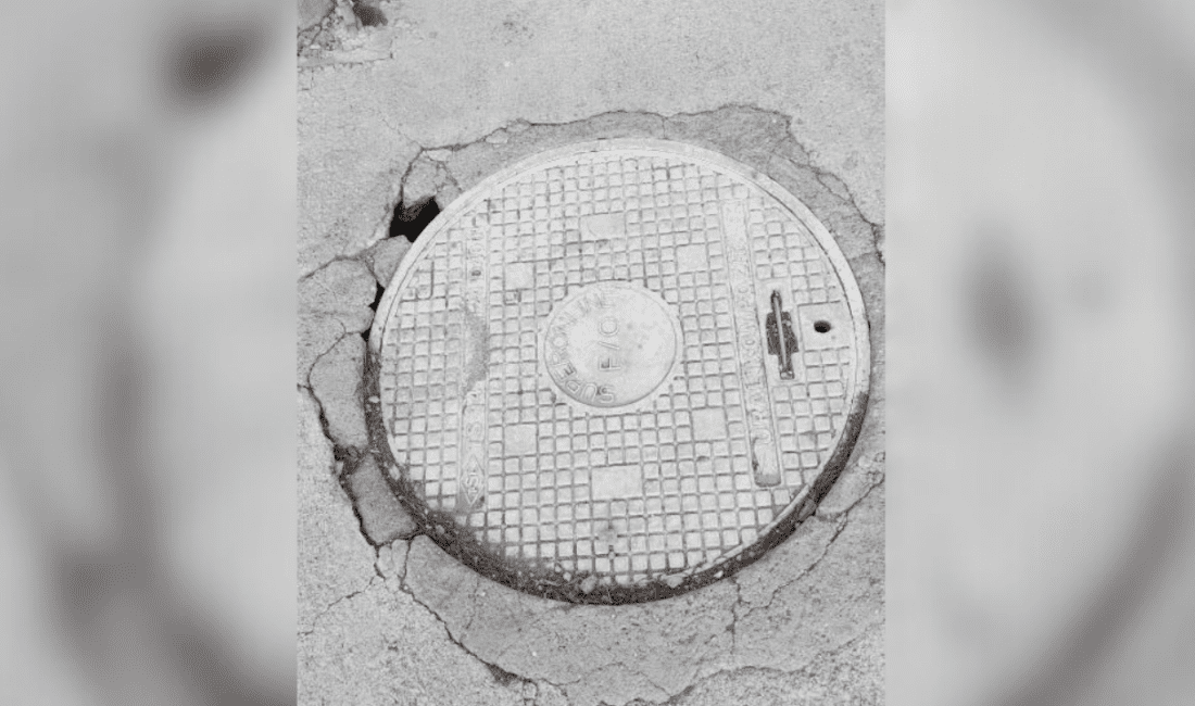 İzmir’in Çiğli ilçesinde, Doğa Koleji önünde bulunan rögar kapağının güvensiz