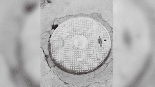 İzmir’in Çiğli ilçesinde, Doğa Koleji önünde bulunan rögar kapağının güvensiz