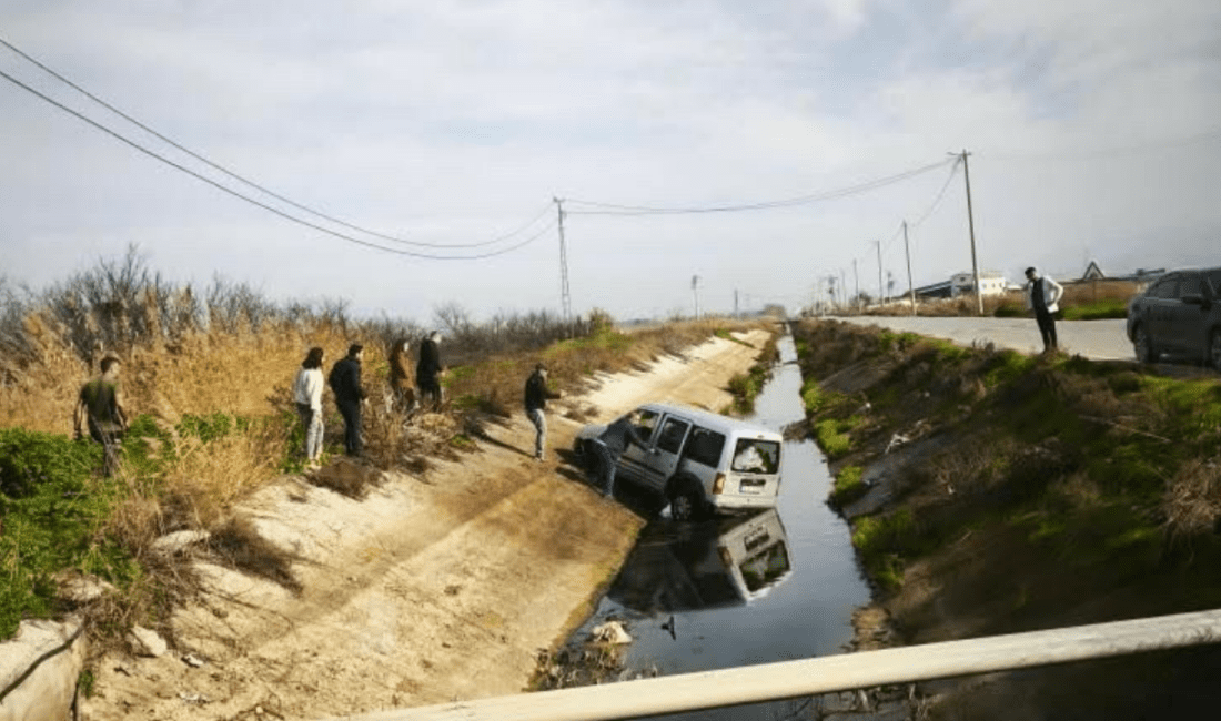 İzmir Çiğli’de korkutan kaza: Araç sulama kanalına düştü! İzmir’in Çiğli ilçesinde, Seyrek Yolu bağlantı noktasında meydana gelen trafik