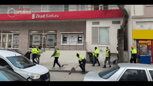 Dikili Belediyesi Temizlik İşleri Müdürlüğü ekipleri, ilçede çevre temizliğine yönelik