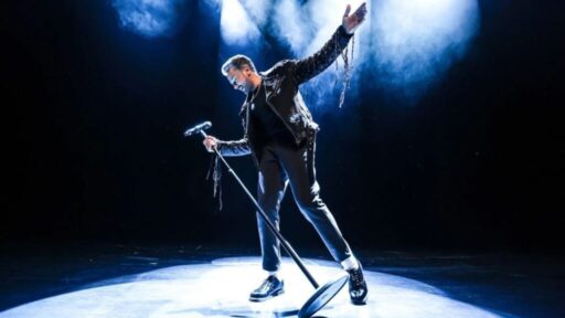 Türk pop müziğinin sevilen ismi Emre Altuğ, İzmir’de Son Dakika Magazin