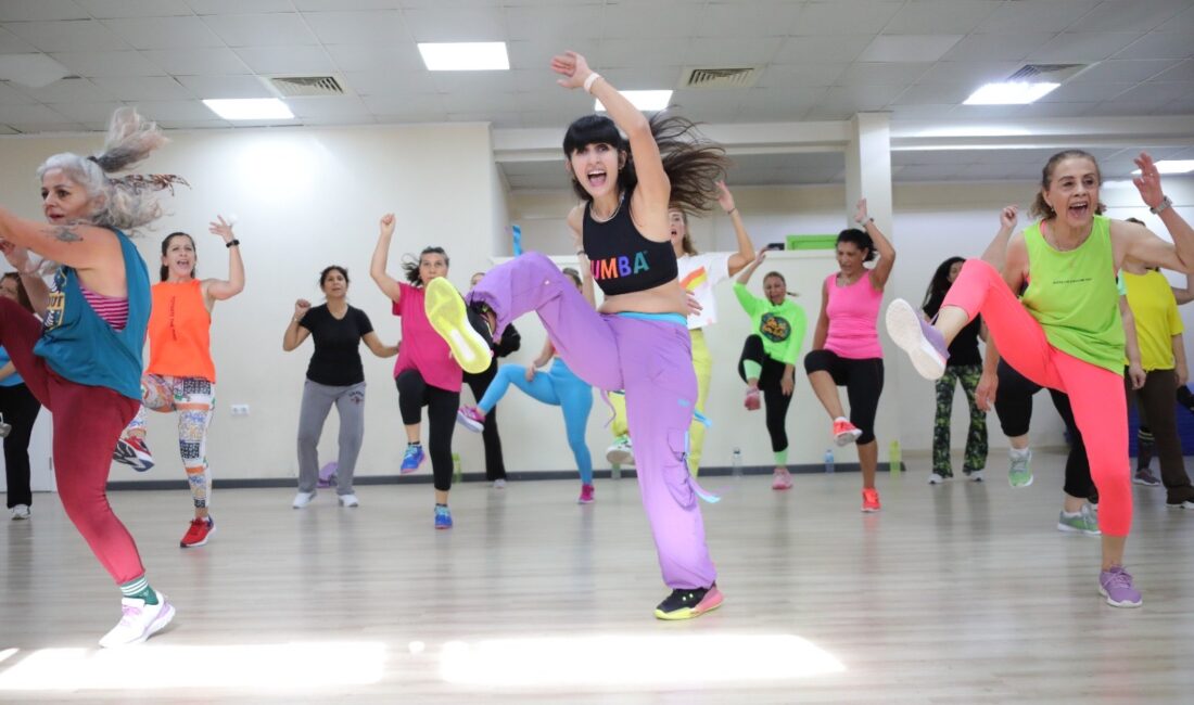 Bayraklı Belediyesinin zumba kursları yoğun ilgi görmeye devam ediyor. Uzman