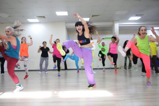 Bayraklı Belediyesinin zumba kursları yoğun ilgi görmeye devam ediyor. Uzman