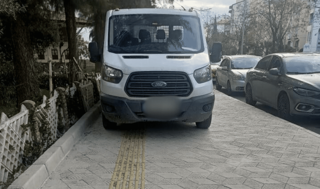 İzmir’in Gaziemir ilçesinde kaldırıma park edilen araçlar, tepkilere neden oldu.
