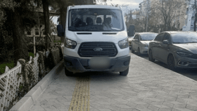 İzmir’in Gaziemir ilçesinde kaldırıma park edilen araçlar, tepkilere neden oldu.