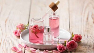 Gül suyu, geleneksel olarak kozmetik alanında cilt bakımının vazgeçilmezi olarak