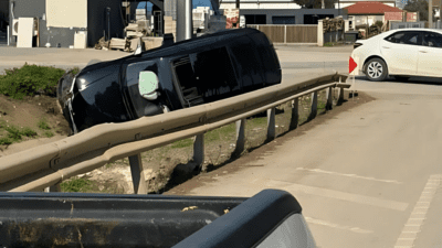 İzmir’in Güzelbahçe ilçesinde meydana gelen trafik kazasında bir araç kontrolden