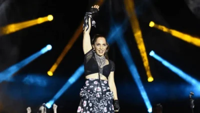 Türkçe Pop müziğin duayen isimlerinden Sertab Erener, Yokluğun Dokunmadı Bana