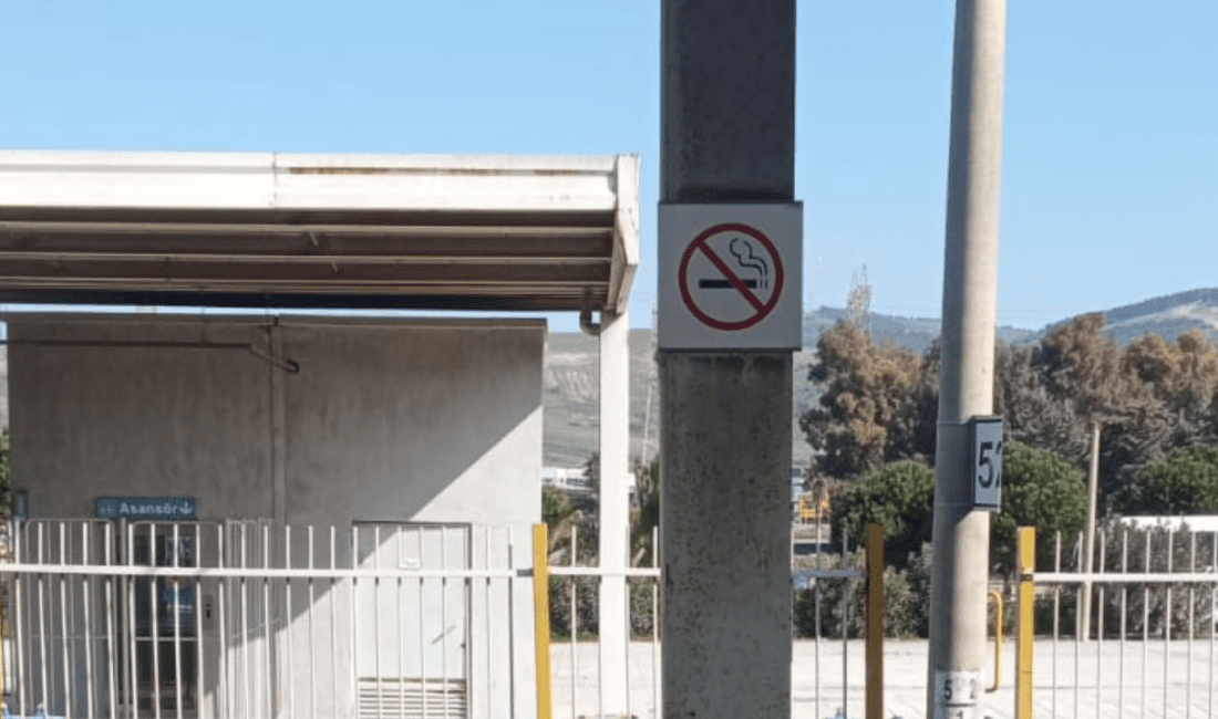 İzmir Biçerova İZBAN istasyonunda, sigara izmaritlerinin atılması için 5 litrelik