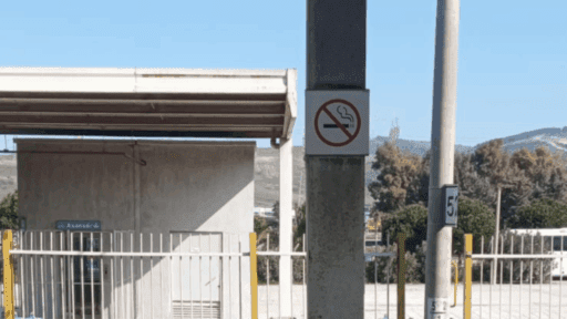 İzmir Biçerova İZBAN istasyonunda, sigara izmaritlerinin atılması için 5 litrelik