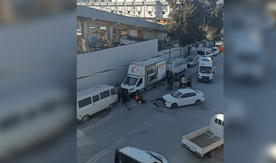 İzmir’in Buca ilçesi Osman Serdengeçti Caddesi’nde otomobil ve motosikletin çarpışması