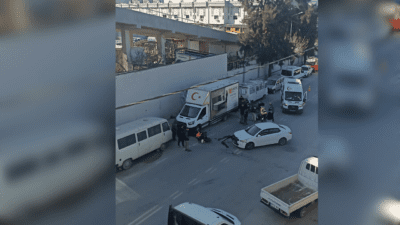 İzmir’in Buca ilçesi Osman Serdengeçti Caddesi’nde otomobil ve motosikletin çarpışması