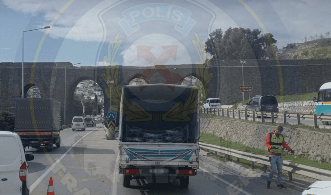 İzmir’in Konak ilçesi Yeşildere Caddesi’nde meydana gelen trafik kazası nedeniyle