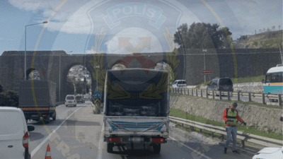 İzmir’in Konak ilçesi Yeşildere Caddesi’nde meydana gelen trafik kazası nedeniyle