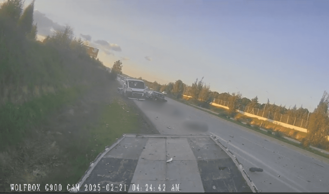 İzmir’de feci kazanın görüntüleri ortaya çıktı! İzmir’in Menderes ilçesinde, Torbalı çevreyolunda Sintaç Kavşağı yakınlarında dün meydana