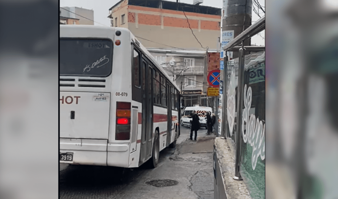 İzmir’in Konak ilçesi Çobançeşme’de, yolların aşırı kaygan olması nedeniyle ESHOT