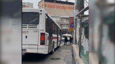 İzmir’in Konak ilçesi Çobançeşme’de, yolların aşırı kaygan olması nedeniyle ESHOT
