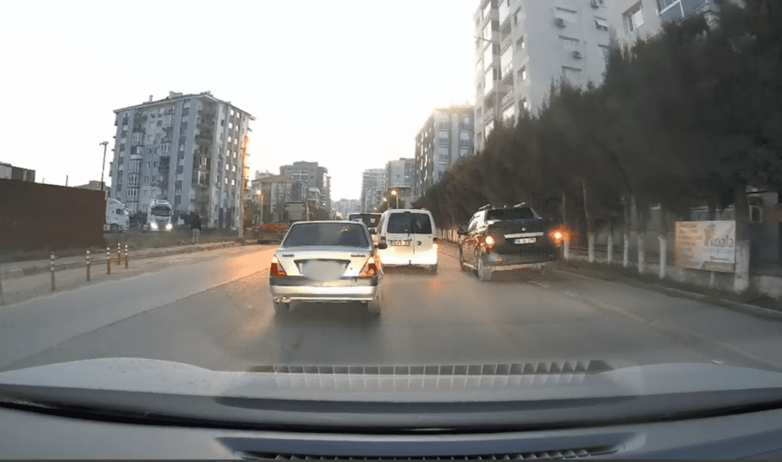İzmir’de trafikte seyir halinde ilerleyen bir araç, araçların geçişini beklemeden