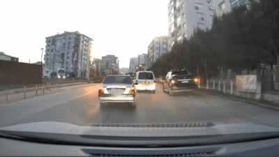 İzmir’de trafikte seyir halinde ilerleyen bir araç, araçların geçişini beklemeden