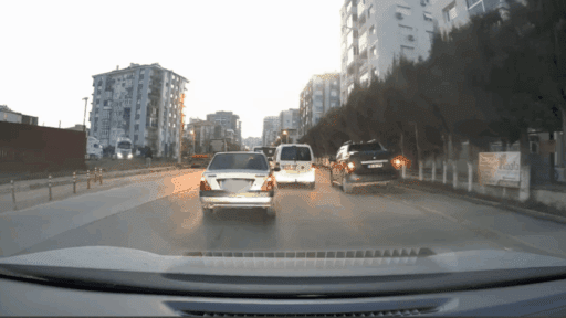 İzmir’de trafikte seyir halinde ilerleyen bir araç, araçların geçişini beklemeden