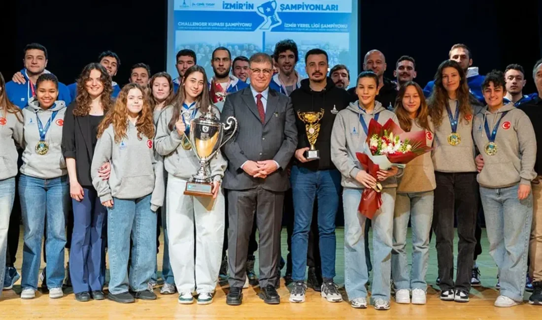 İzmir’in gururları: Şampiyonlar kupalarını Tugay’a teslim etti İzmir Büyükşehir Belediye Başkanı Dr. Cemil Tugay, İzmir Büyükşehir Belediyesi