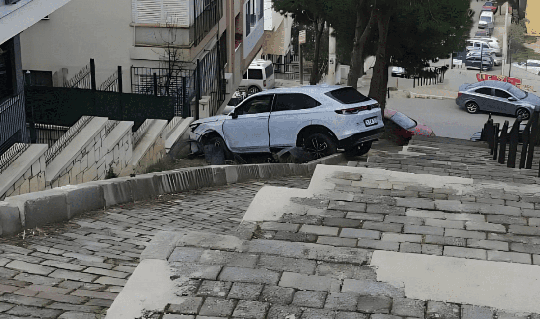 İzmir’in Karabağlar ilçesi Fahrettin Altay 65/10. Sokak’ta bir araç, sürücüsünün