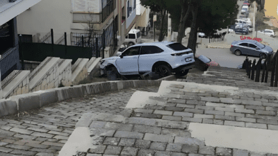 İzmir’in Karabağlar ilçesi Fahrettin Altay 65/10. Sokak’ta bir araç, sürücüsünün