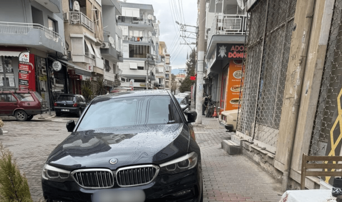 İzmir’in Karşıyaka ilçesi Ali Alp Böke Caddesi’nde araçların kaldırıma park