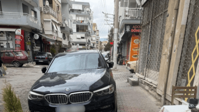 İzmir’in Karşıyaka ilçesi Ali Alp Böke Caddesi’nde araçların kaldırıma park