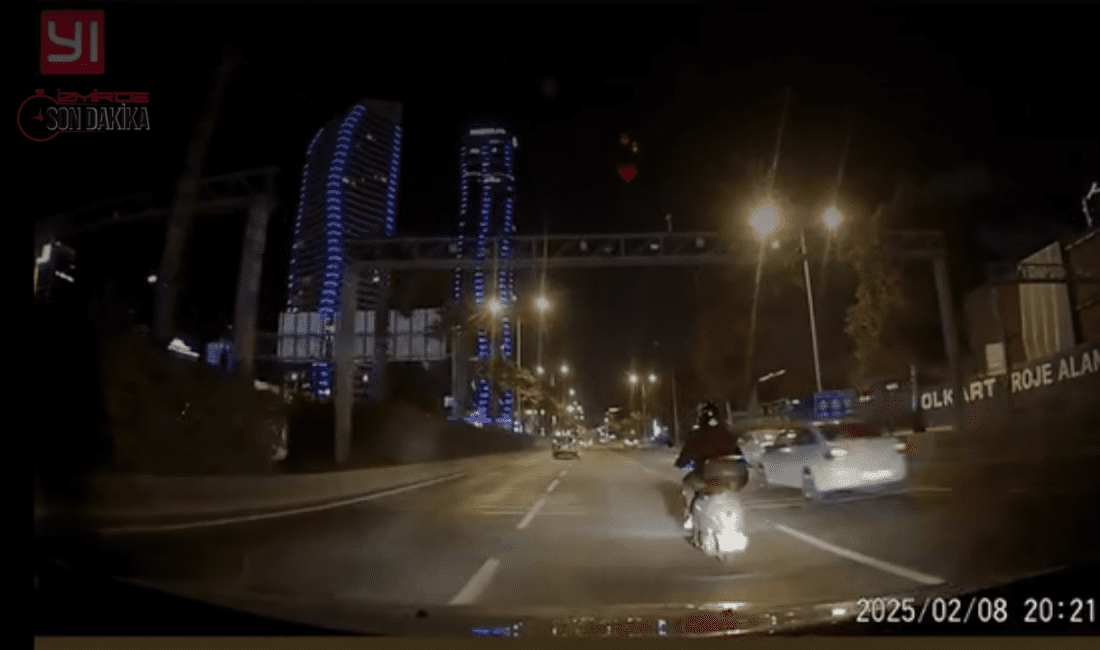 Trafikte tehlikeli manevra: Kazayı son anda engelledi! İzmir otobanında Bornova istikametine seyir halinde ilerleyen bir otomobil sürücüsü,