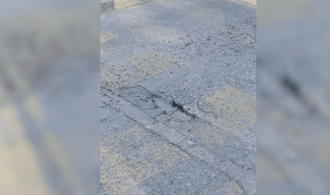 İzmir’in Konak ilçesi Göztepe Mahallesi 98. Sokak girişinde oluşan çukur,