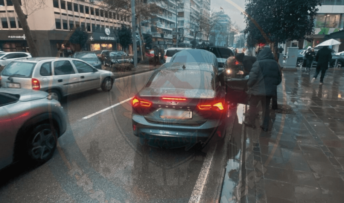 İzmir’in en yoğun caddelerinden biri olan Konak Cumhuriyet Bulvarı üzerinde