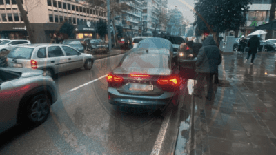 İzmir’in en yoğun caddelerinden biri olan Konak Cumhuriyet Bulvarı üzerinde