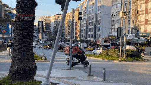 İzmir’in Konak ilçesi Eşrefpaşa semtinde bulunan yaya geçidindeki trafik ışıkları