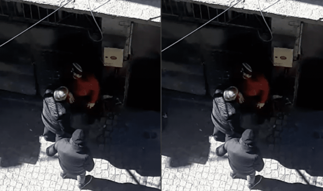 İzmir’in Konak ilçesi Basmane semtinde, Anafartalar Caddesi Oteller Sokağı’nda iki